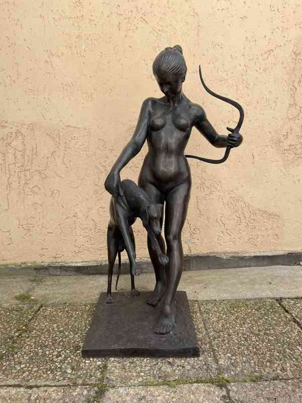 Diana se psem 120 cm bohyně lovu - bronzová socha - foto 1