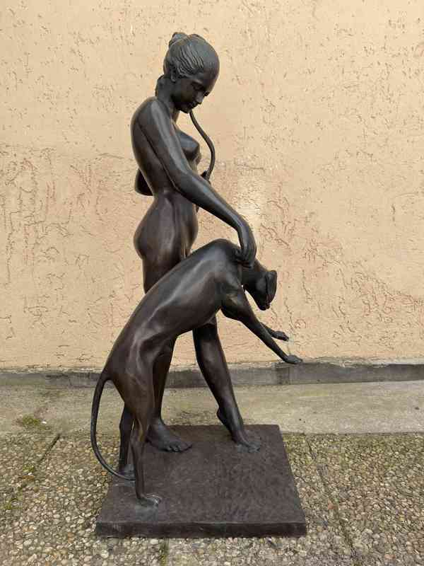 Diana se psem 120 cm bohyně lovu - bronzová socha - foto 2