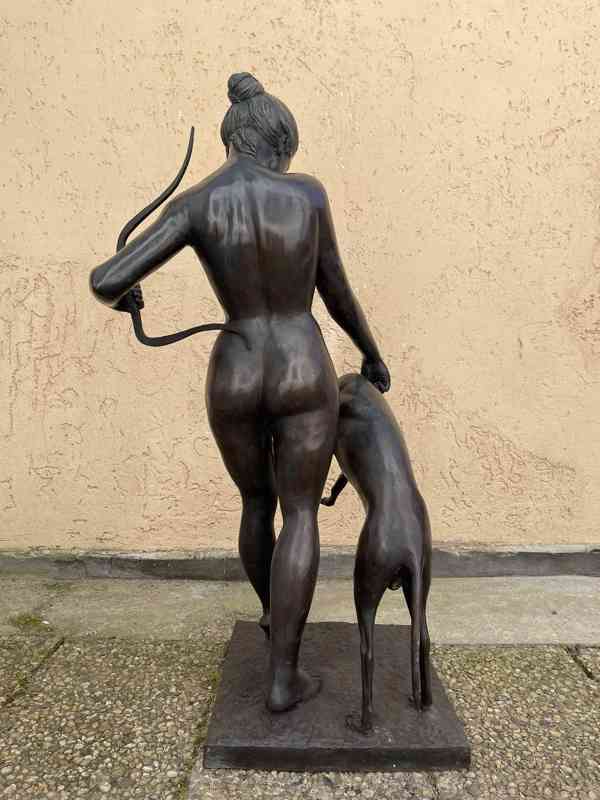 Diana se psem 120 cm bohyně lovu - bronzová socha - foto 4