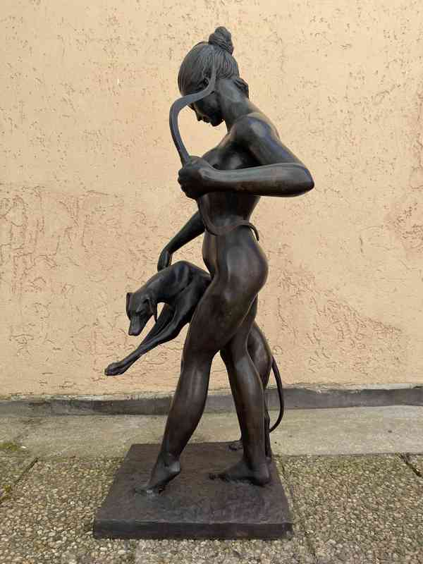 Diana se psem 120 cm bohyně lovu - bronzová socha - foto 3