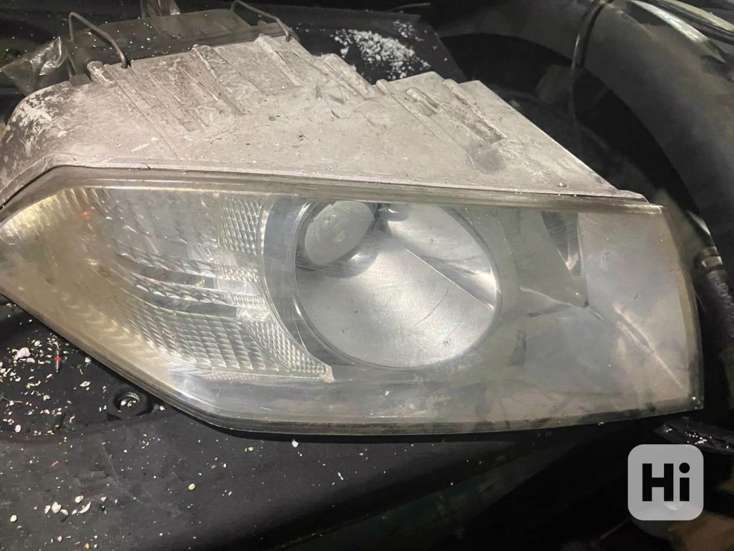 Škoda Octavia II-pravý přední světlomet Xenon - foto 1