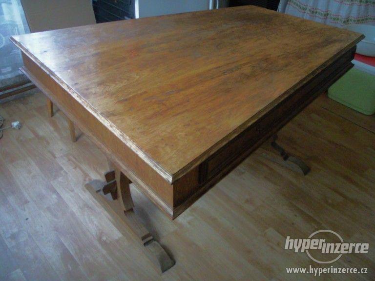 Stůl atypický dřevěný se 3 zásuvkama. - foto 1