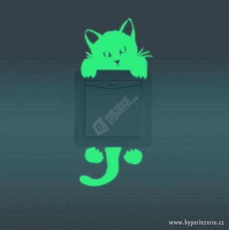 -46% SLEVA Svítící samolepka na vypínače – kočka - foto 1