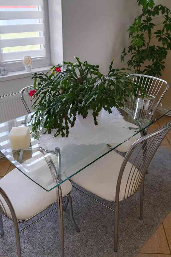 SKLENĚNÝ JÍDELNÍ STŮL A ČTYŘI ŽIDLE! - foto 2