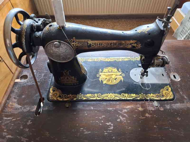 Starožitný šlapací šicí stroj Singer - foto 5
