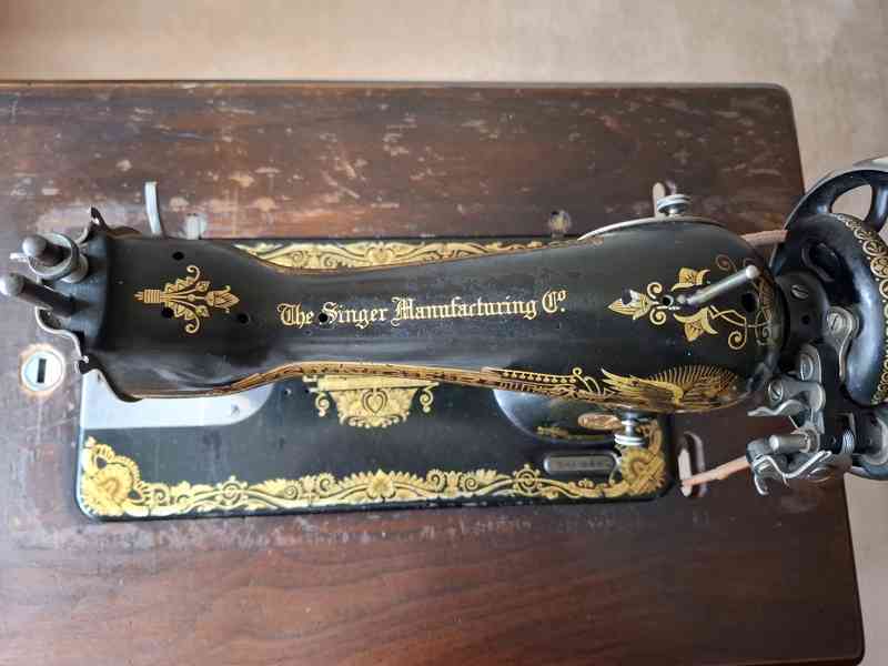 Starožitný šlapací šicí stroj Singer - foto 11