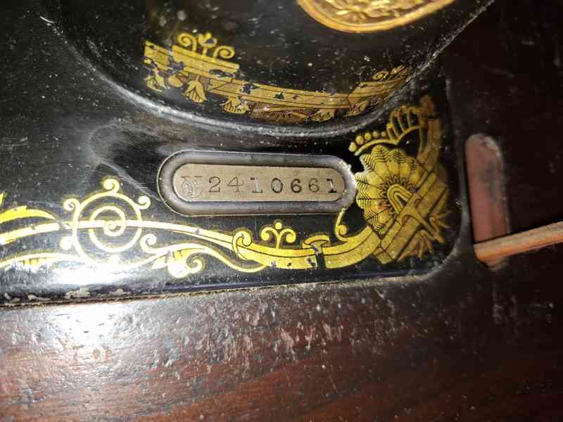 Starožitný šlapací šicí stroj Singer - foto 6