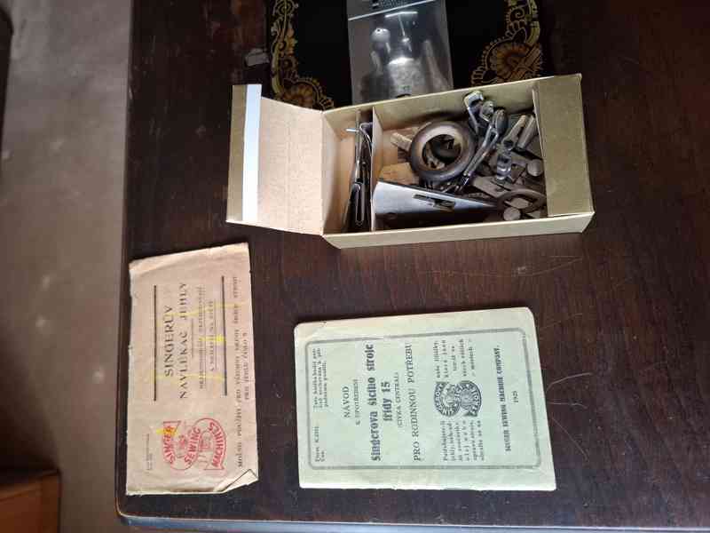 Starožitný šlapací šicí stroj Singer - foto 12