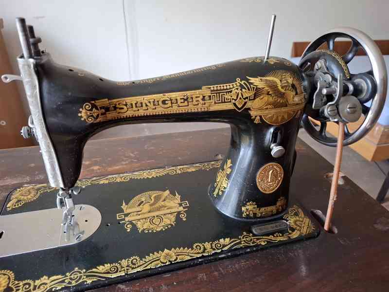 Starožitný šlapací šicí stroj Singer - foto 7