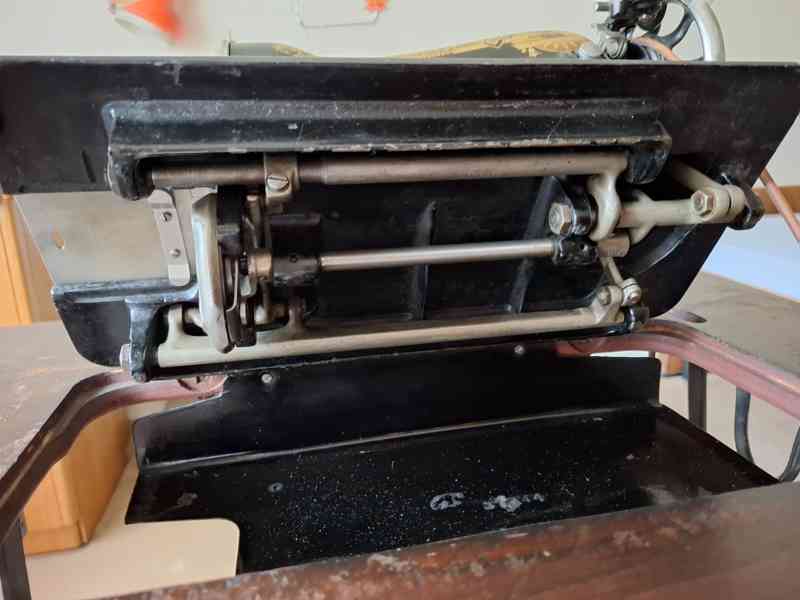 Starožitný šlapací šicí stroj Singer - foto 13