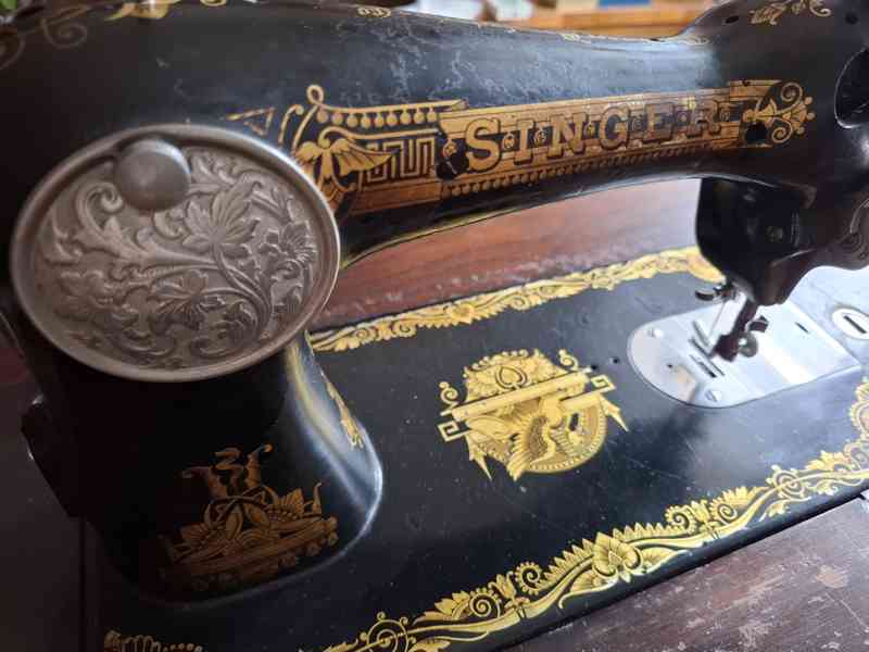 Starožitný šlapací šicí stroj Singer - foto 9