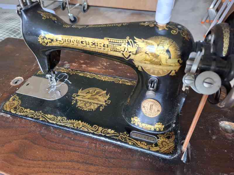Starožitný šlapací šicí stroj Singer - foto 3