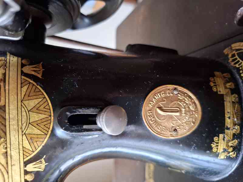 Starožitný šlapací šicí stroj Singer - foto 8