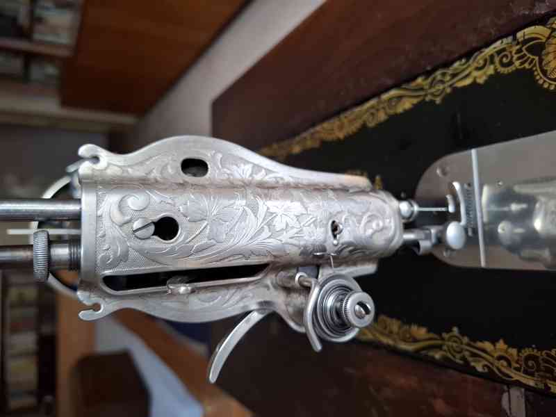 Starožitný šlapací šicí stroj Singer - foto 10