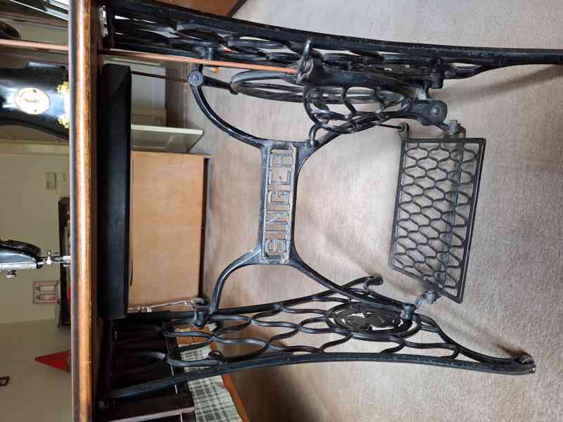 Starožitný šlapací šicí stroj Singer - foto 4