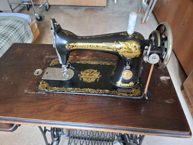 Starožitný šlapací šicí stroj Singer - foto 2