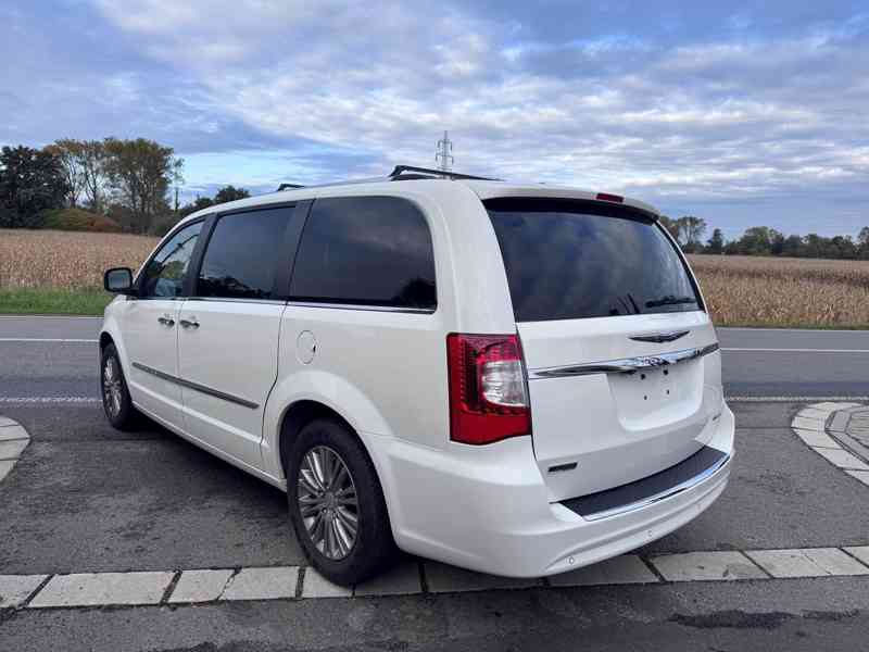 Chrysler Town Country 3,6 RT SFT DVD 2013 DPH - foto 3