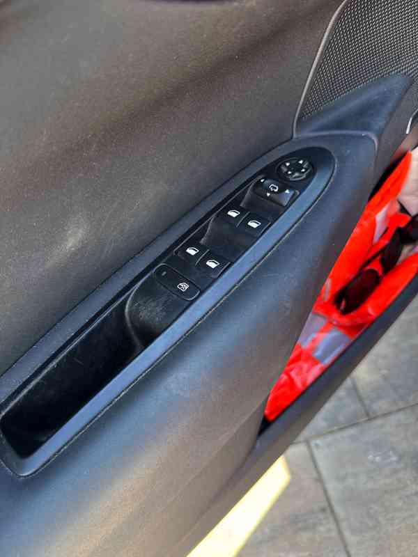 Prodám Citroen C4 1.6 VTI benzin 88kw rok 2011 - foto 15
