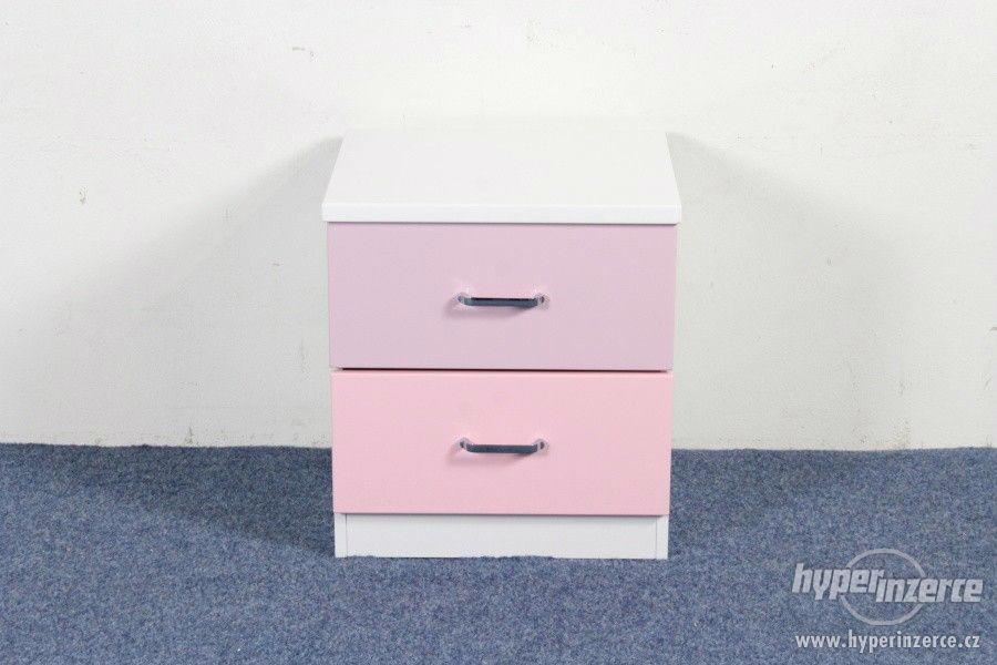Noční stolek se dvěma růžovými šuplíky - foto 1
