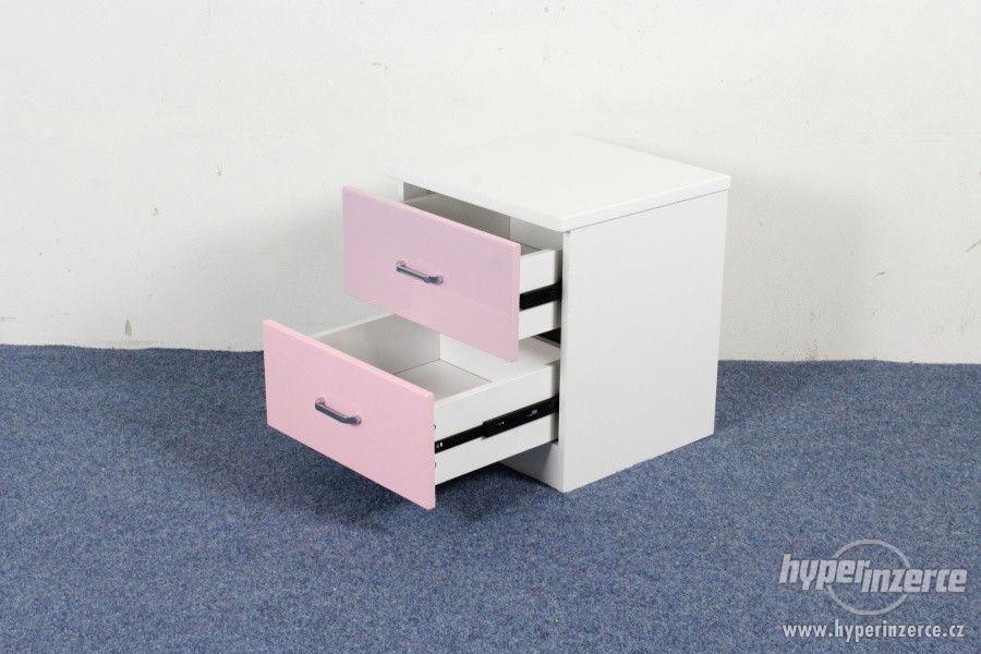 Noční stolek se dvěma růžovými šuplíky - foto 2