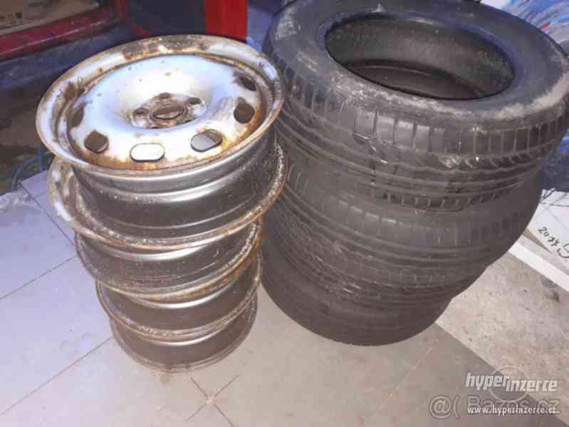 Prodám letní pneu zn. DUNLOP 195/65R15 + plechové disky - foto 5