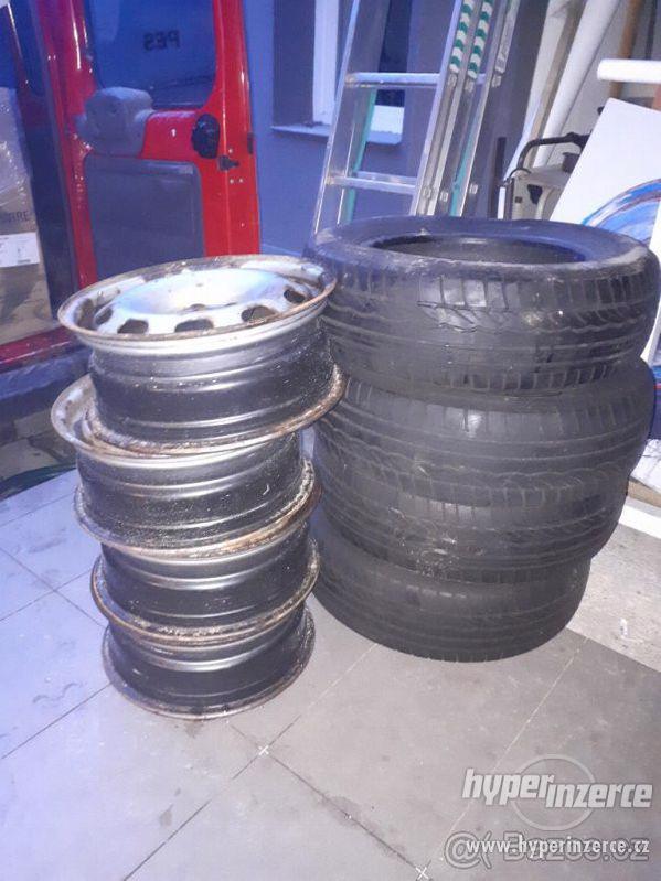 Prodám letní pneu zn. DUNLOP 195/65R15 + plechové disky - foto 6