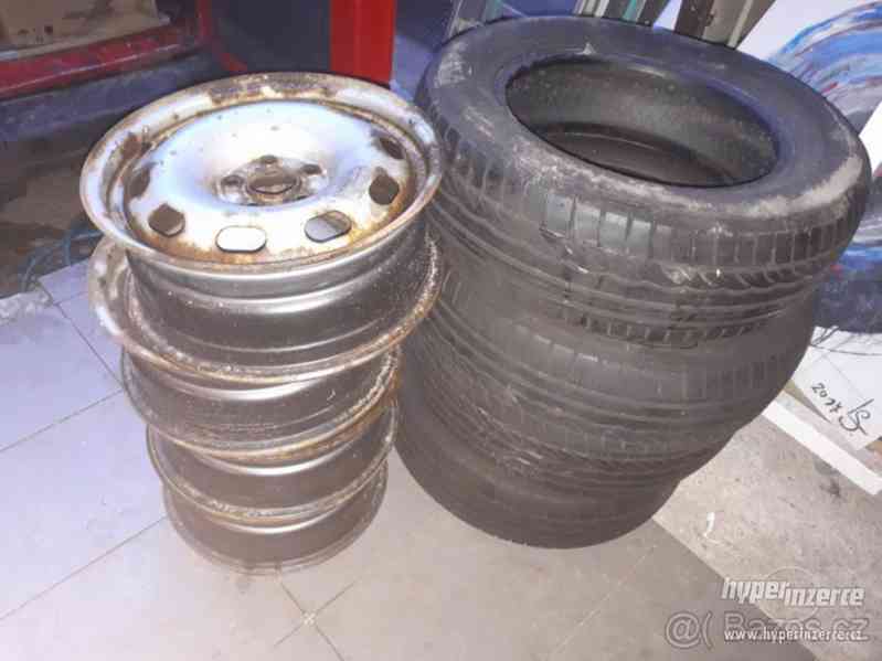Prodám letní pneu zn. DUNLOP 195/65R15 + plechové disky - foto 7