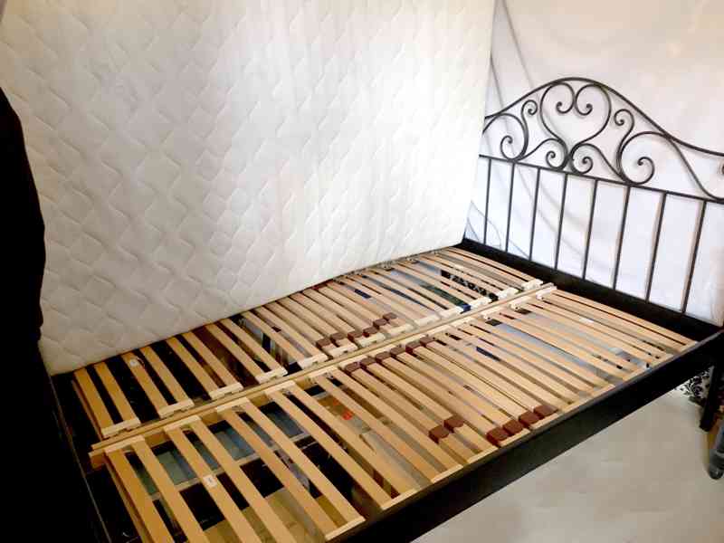 kovaná postel komplet s roštem a matrací 140x200 - foto 6