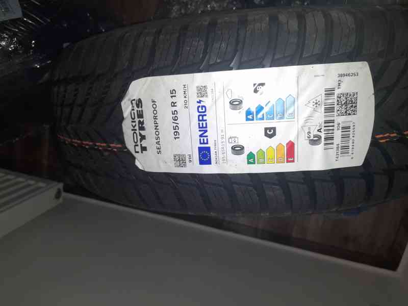 Celorocni pneu Nokia 195/65 R15