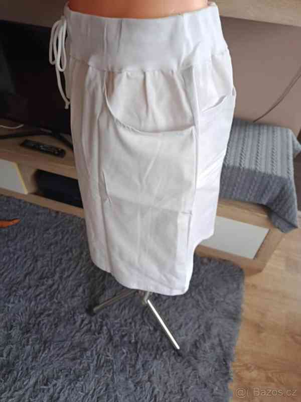 Bílá sukně nad kolena v pase šnůrka - foto 3