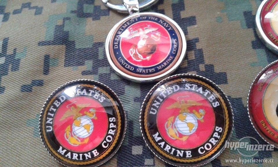 Přívěsek+odznaky USMC. - foto 6