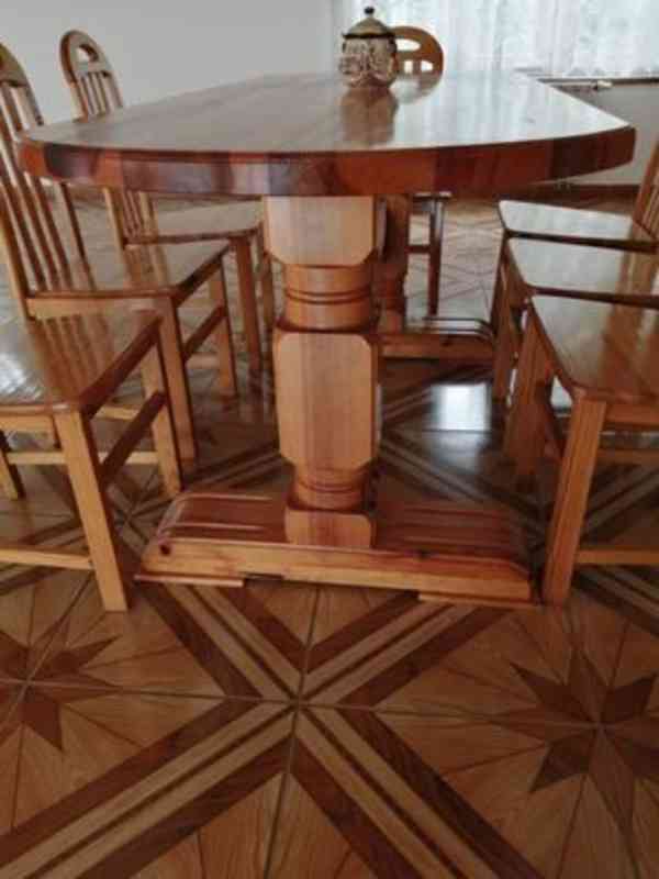 Stůl z masivu + 8 židlí - foto 2