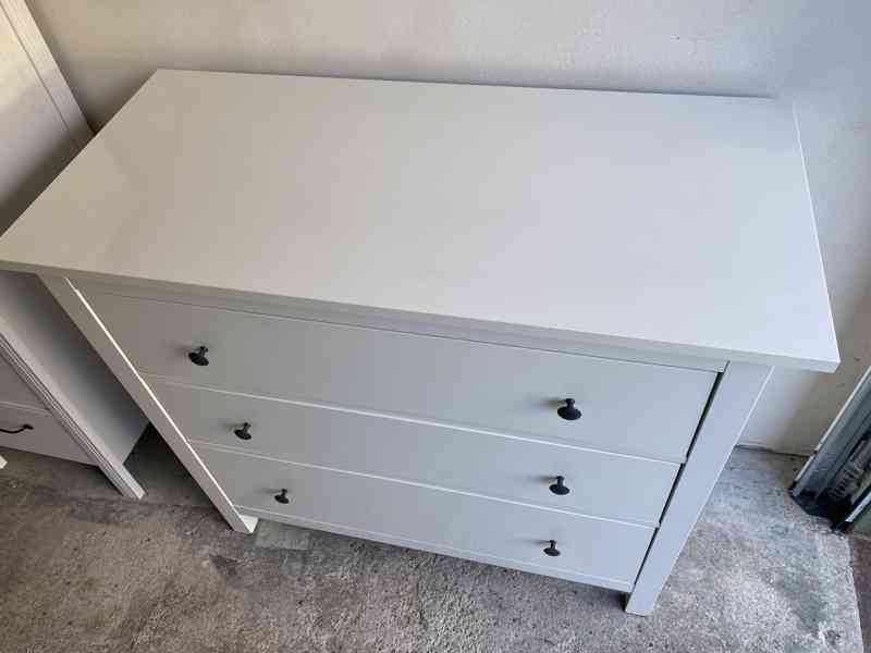 IKEA Hemnes se 3 zásuvkami - bílá lesklá - foto 2