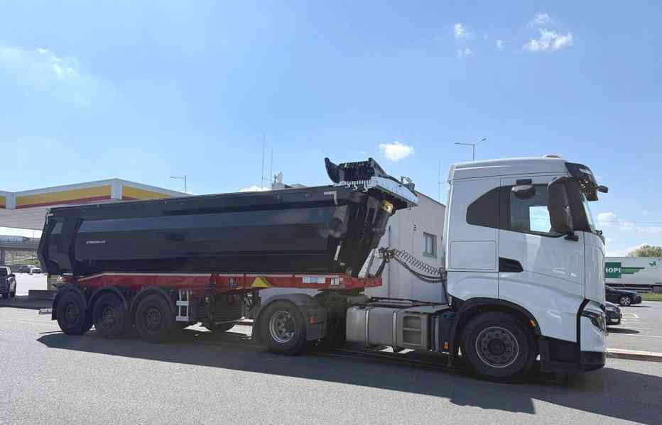Skláěpcí návěs SCHWARZMÜLLER 29 m3 s el.plachtou + IVECO 510 - foto 6