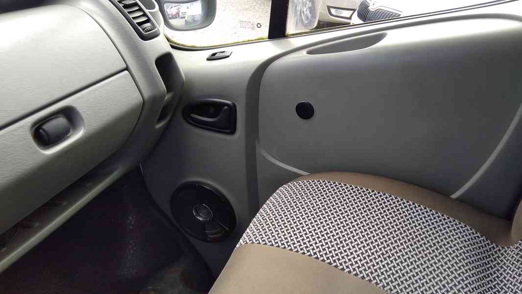 RENAULT Trafic Campervan 1,9DTi  3-místný - foto 25