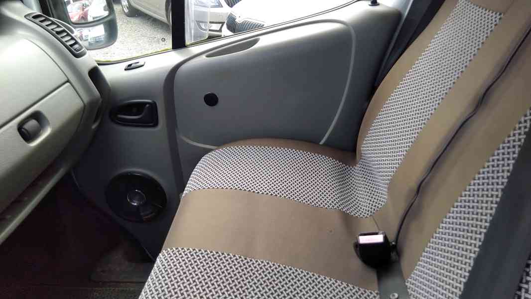 RENAULT Trafic Campervan 1,9DTi  3-místný - foto 26