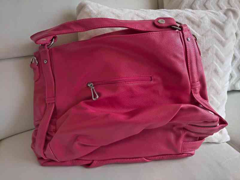 Prostorná dámská kabelka z příjemného materiálu - foto 2
