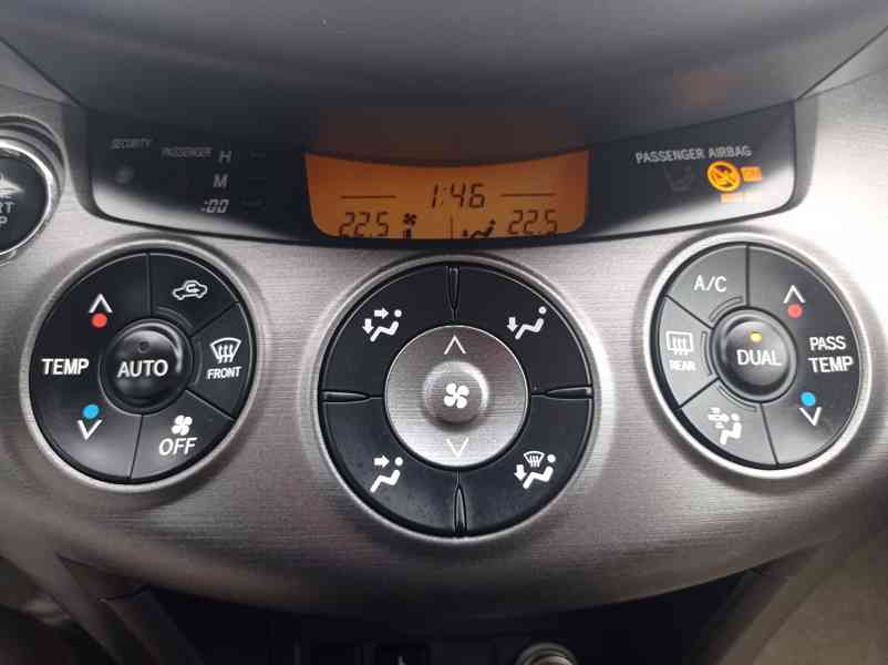 Toyota Rav4 2.2 D-4D 4x4/Výhřev/1Maj - foto 29