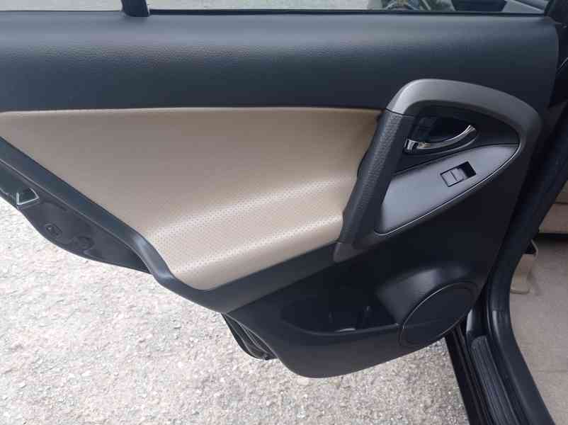 Toyota Rav4 2.2 D-4D 4x4/Výhřev/1Maj - foto 12