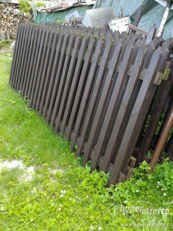 Dřevený plot a železná vrata - foto 1