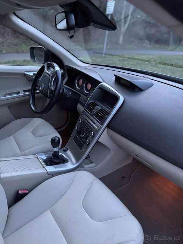 Volvo XC60 2,0 - foto 29