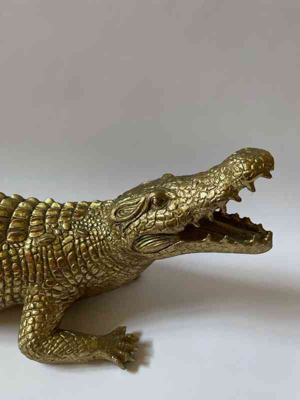 Krokodýl aligátor 63 cm - zlatá dekorační socha - foto 2