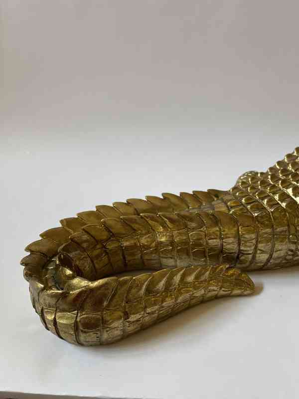 Krokodýl aligátor 63 cm - zlatá dekorační socha - foto 3