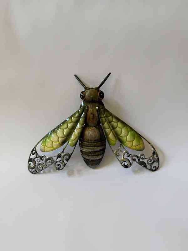 Včela - zeleno černá kovová nástěnná dekorace
