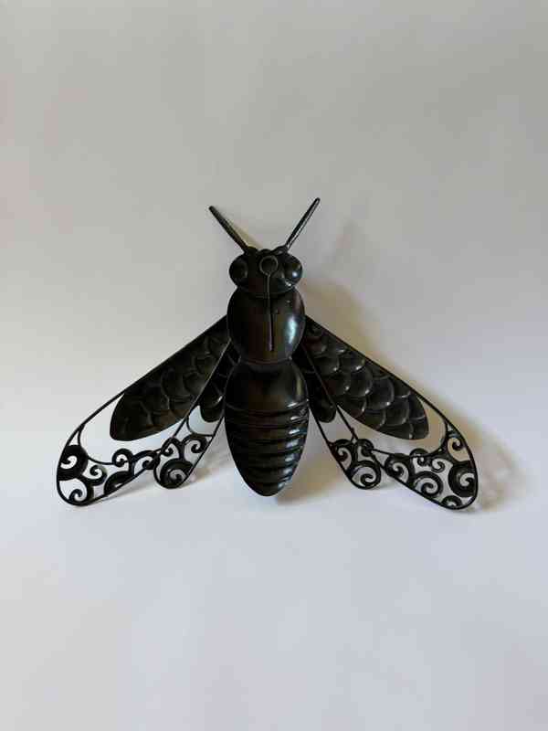 Včela - zeleno černá kovová nástěnná dekorace - foto 2