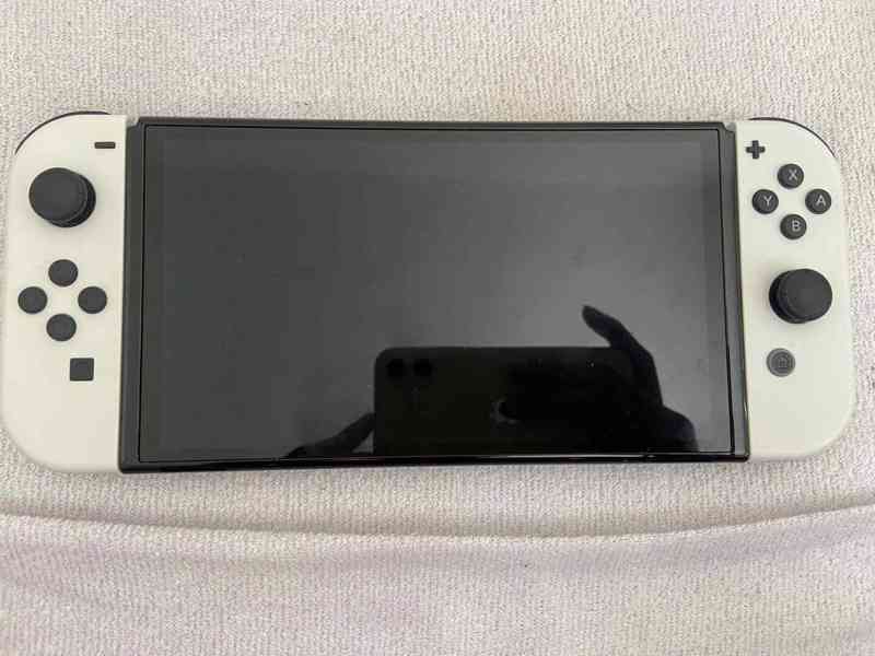 Nintendo Switch OLED bílý + příslušenství + pouzdro - foto 2