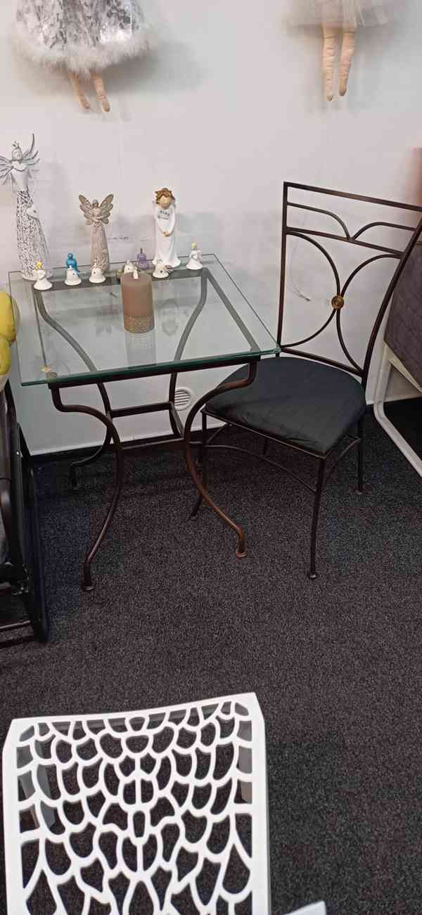 Kovany skleněný stolek a zidle - foto 1