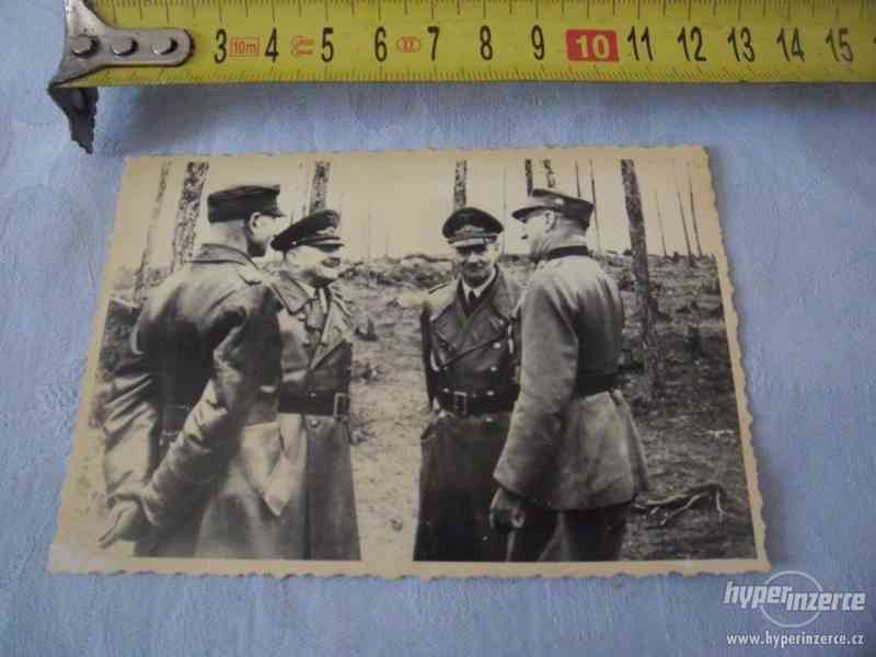 Generálové s důstojníkama na frontě - foto 1