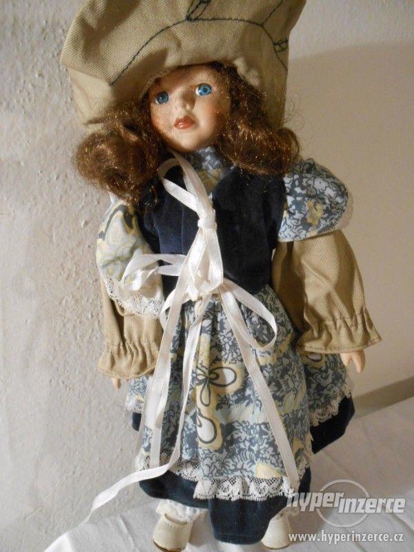 Stará porcelánová panenka s kloboukem - foto 1