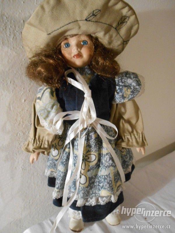 Stará porcelánová panenka s kloboukem - foto 2